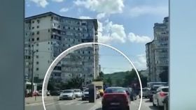 VIDEO Un bărbat din Iași împingea un frigider printre mașini. Gestul său putea fi un pericol pentru participanții la trafic